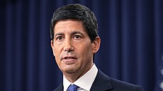 P�edseda Americké centrální banky Kevin Warsh po�ádá tiskovou konferenci po...