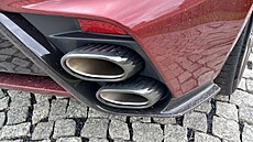 Zvukový projev podtrhuje odleh�ený titanový výfuk, který u�et�í 11,7 kilogramu...