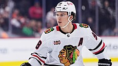 Connor Bedard v dresu Chicaga Blackhawks.