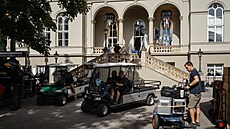 U Letenského záme�ku v Praze Netflix natá�í seriál podle knihy Dana Browna...