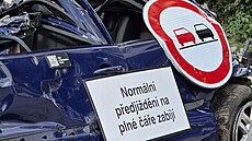 Vraky aut po Praze p�ipomínají �idi��m, aby dávali pozor p�i jízd�.