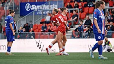 Fotbalistky Pardubic se radují z gólu proti Artisu Brno.