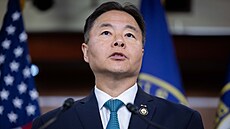 �len Sn�movny reprezentant� USA za Demokratickou stranu Ted Win-Ping Lieu. (4....