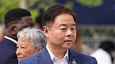 �len Sn�movny reprezentant� USA za Demokratickou stranu Ted Win-Ping Lieu. (4....