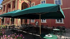 V Dob�í�i v zámeckém areálu otev�ela  restaurace, její� kuchyni vede Adam...
