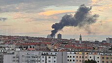 V Praze na �i�kov� ho�í zd�ný domek, hasi�i vyhlásili druhý stupe� poplachu....