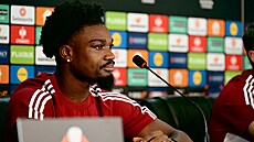 Spar�anský stoper Loïc Mbe Soh  na tiskové konferenci v Jerevanu odpovídá...