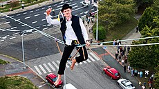 Provazochodec Timotej Horák p�echází v kroji po lan� mezi budovou Grand Prix a...