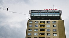 Provazochodec Timotej Horák p�echází v kroji po lan� mezi budovou Grand Prix a...