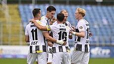 Radost fotbalist� Hradce Králové po gólu Tomá�e �van�ary v záv�ru prvního...
