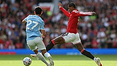 Marcus Rashford (vpravo) z Manchesteru United v souboji o balon s Matheusem...