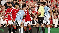 Zálo�ník Manchesteru City Phil Foden diskutuje s rozhod�ím Michaelem Oliverem...
