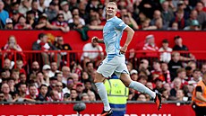 Úto�ník Manchesteru City Erling Haaland oslavuje po p�ezkoumání situace u videa...