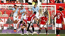 Úto�ník Manchesteru United Marcus Rashford pálí z p�ímého kopu na branku, jeho...