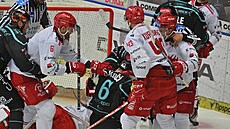 Karlovarský obránce Matteo Ko�í v oble�ení t�ineckých hrá�� po st�etu s...