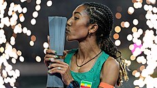 Etiopská b�kyn� Likina Amebawová pózuje s trofejí po svém triumfu ve finále...