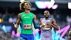 Brazilec Alison dos Santos slaví vít�zství ve finále b�hu na 400 metr� p�eká�ek...