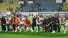 Fotbalisté Slavie p�i d�kova�ce s fanou�ky po výh�e 2:0 v Teplicích.