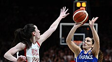 Ameri�anka Caitlin Clarková v souboji s Francouzkou Carlou Leiteovou b�hem...