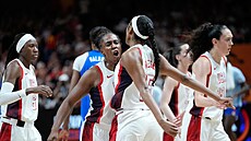 Americké basketbalistky Chelsea Grayová a Angel Reeseová slaví b�hem finále...