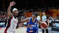 Americká basketbalistka Jackie Youngová brání Francouzku Valerianu Ayayiovou...