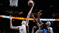 Americká basketbalistka Breanna Stewartová zakon�uje na ko� b�hem finále...