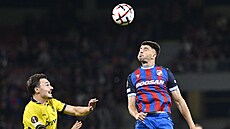 Plze�ský zálo�ník Stefan Pirgi� hlavi�kuje v utkání Evropské ligy proti Royalu...