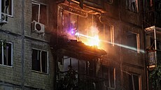 Hasi�i pomáhají v bytovém dom�, který v noci zasáhl dal�í ruský dronový útok....