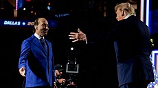 Zp�vák Lee Greenwood vítá Donalda Trumpa na republikánském sjezdu v Dallasu....