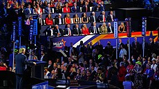 Donald Trump mluví po boku republikánských politik� k davu na sjezdu v Dallasu....