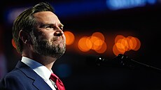 Americký viceprezident JD Vance u �e�nického pultu na republikánském sjezdu v...