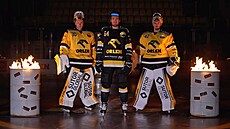 Hokejový Litvínov p�edstavil dresy pro sezonu 2026/27 - zleva Pavel �ajan,...