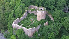 Hrad Vale�ov, jeho� z�ícenina se zdá, jako by  vyr�stala ze skály.