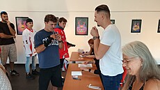 Jak na to, radil dobrovolník�m Jan Ondrejka, otec malého Jindry.