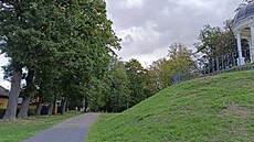 �ada dub� roste poblí� nedávno obnovené rozhledny podél cesty vedoucí...