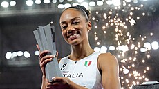 Larissa Iapichinová s trofejí pro �ampionku Ultimate Championship.