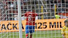 Luká� Penxa z brn�nské Zbrojovky zvy�uje skóre derby proti Artisu na rozdíl...