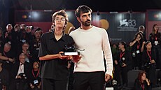 Rachel Szorová a Juval Abraham s cenou poroty za film Naza na 83. ro�níku...