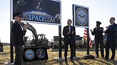 Ministr války Pete Hegseth odhaluje nápis Velitelství vesmírných sil USA...