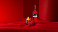 T�I INGREDIENCE, JEDEN IKONICKÝ DRINK. P�ICHÁZÍ NEGRONI WEEK