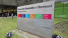 Prostor p�ed budovou P�írodov�decké fakulty Univerzity Palackého v Olomouci