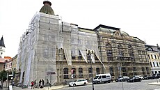 Kv�li havarijnímu stavu fasády musí p�erovský M�stský d�m zakrýt ochranné sít�,...