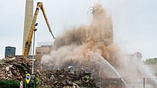 Poslední okam�iky budovy 34. P�i demolici se n�kolikapatrový zbytek torza ve...
