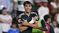 Úto�ník Realu Madrid Carlos Espí slaví gól do sít� Elche.