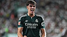Úto�ník Realu Madrid Carlos Espí slaví gól do sít� Elche.