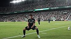 Úto�ník Realu Madrid Carlos Espí slaví gól do sít� Elche.