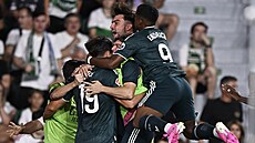 Fotbalisté Realu Madrid slaví gól Carlose Espího do sít� Elche.