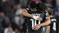 Úto�ník Realu Madrid Carlos Espí slaví gól do sít� Elche s Kylianem Mbappém.