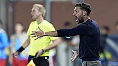 Kou� Coma Cesc Fábregas b�hem zápasu s Lipskem.