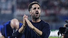 Kou� Coma Cesc Fábregas oslavuje výhru nad Lipskem.